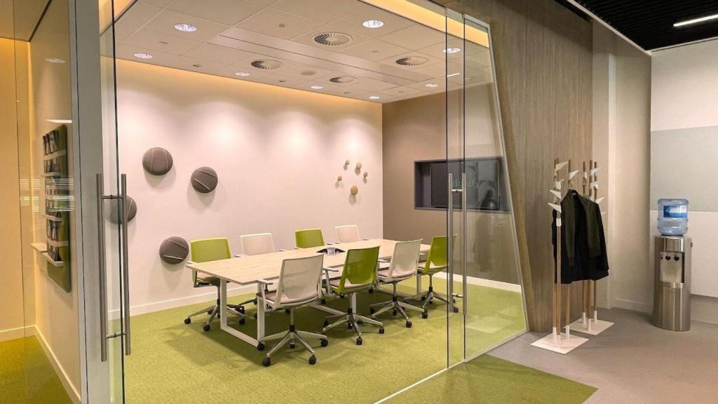 'Demo' de una sala de reuniones de una empresa, en el Lighting Application Center de Signify en Eindhoven.