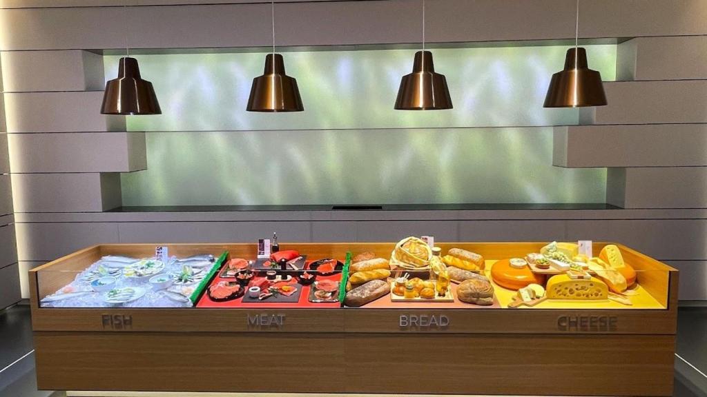 Juego de texturas lumínicas en el supermercado simulado del Lighting Application Center de Signify en Eindhoven.