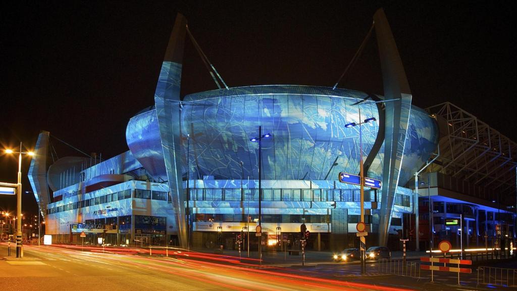 Iluminación de los exteriores del Philips Stadion, 'hogar' del PSV Eindhoven.