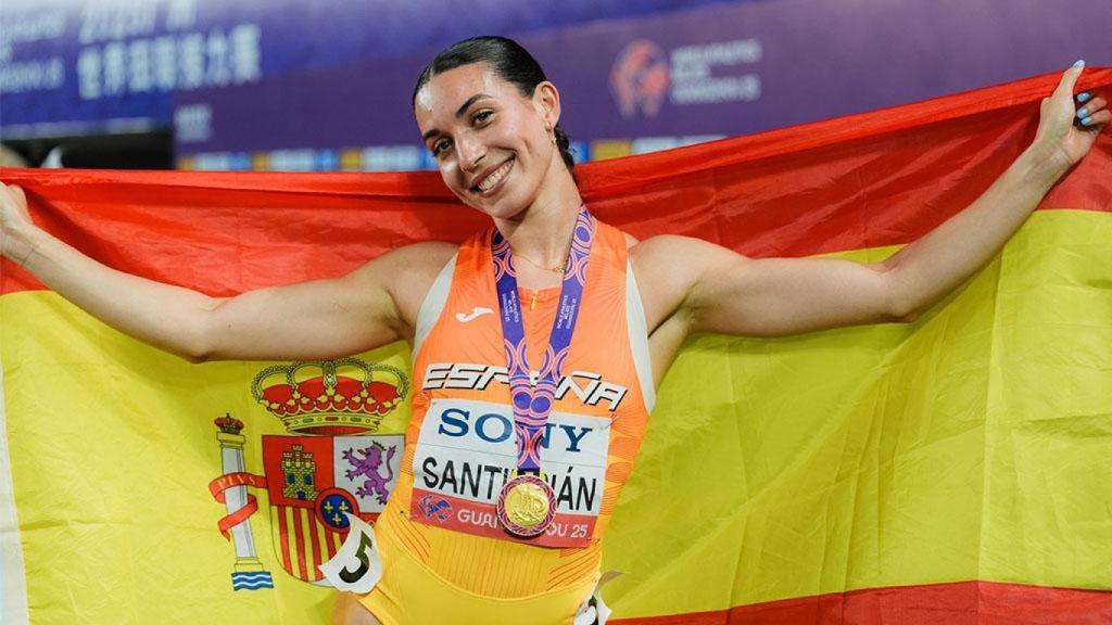 Eva Santidrián tras conseguir el oro en el 4x400 en China