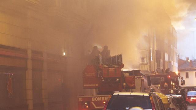 Los Bomberos de Palencia extinguiendo las llamas de un incendio, en imagen de archivo