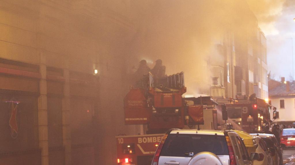 Los Bomberos de Palencia extinguiendo las llamas de un incendio, en imagen de archivo
