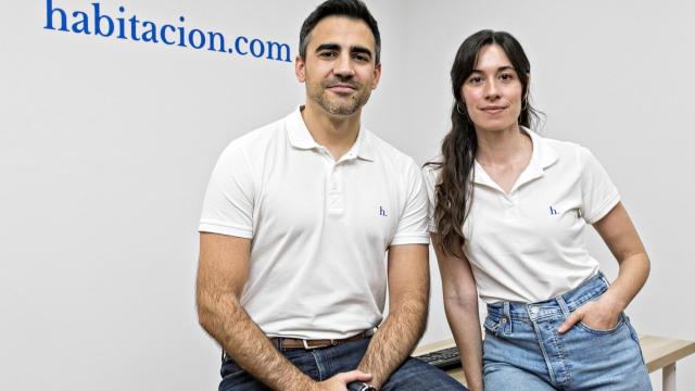 Fundadores de la startup habitacion.com, Oriol Valls y Anna Labarias.