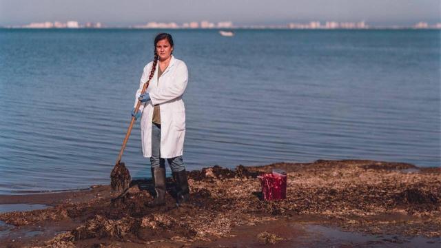 La ingeniera química industrial Rocío García, posando en la playa de El Carmolí, en el Mar Menor.