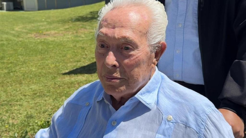 Curro Romero, saliendo del hospital, este pasado jueves, 15 de mayo.