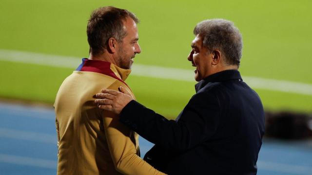 Flick y Laporta hablan antes de un entrenamiento.