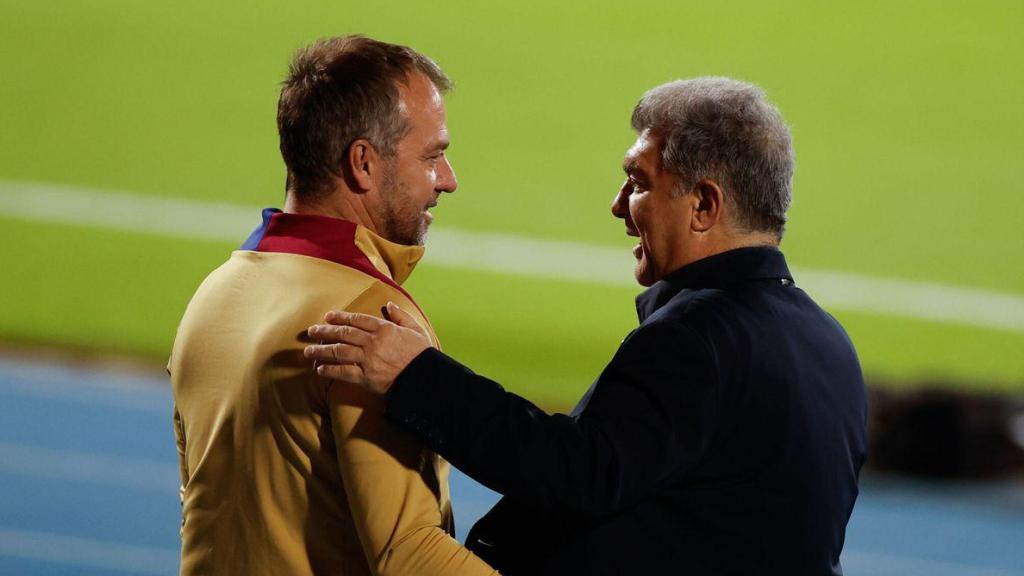 Flick y Laporta hablan antes de un entrenamiento.