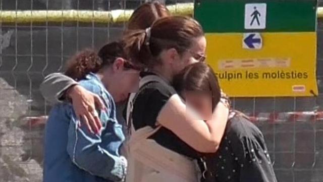 Carme Chaparro, abrazando a sus hijas tras el reencuentro.