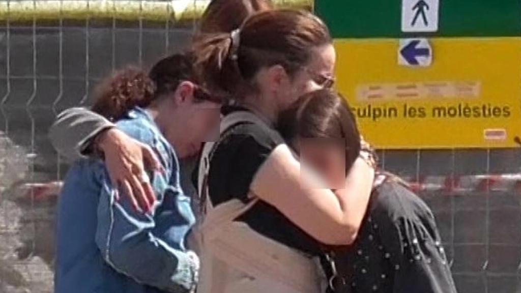 Carme Chaparro, abrazando a sus hijas tras el reencuentro.