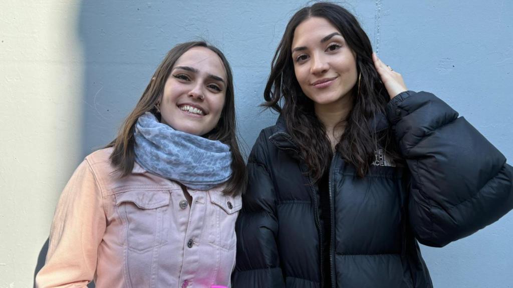 María La Rosa e Irene García esperando a participar en el casting de Operación Triunfo en Zaragoza