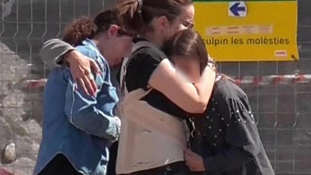 Carme Chaparro, abrazándose con sus hijas, en Barcelona.