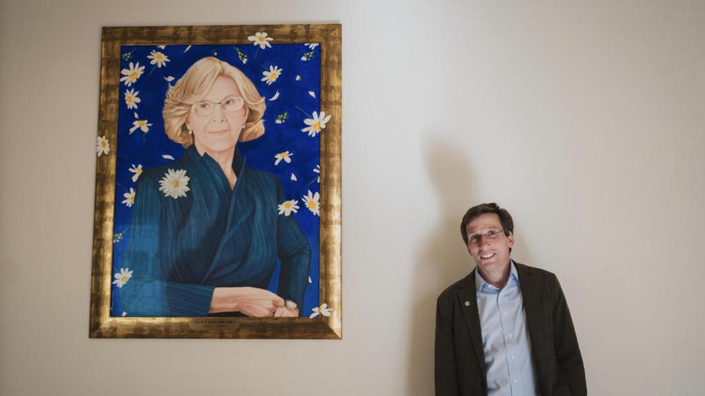 José Luis Martínez Almeida posa en el espacio en el que estará su retrato de alcalde, junto al de Manuela Carmena.