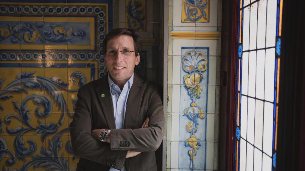 José Luis Martínez Almeida en la Plaza de la Villa, minutos antes de su entrevista.