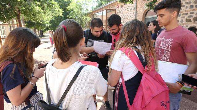 Varios alumnos en el campus de la UCLM en la Fábrica de Armas de Toledo.