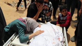 Una familia gazatí llora la muerte de un ser querido tras un bombardeo en Beit Lahia.