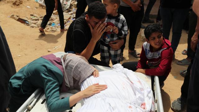 Una familia gazatí llora la muerte de un ser querido tras un bombardeo en Beit Lahia.