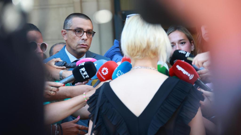 La expareja de Candy, Cristina, a las puertas de la Audiencia Provincial de Sevilla.