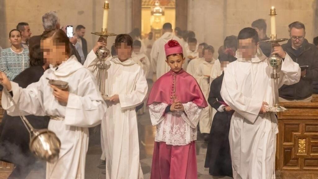 Marcos Paredes Hernández, junto a sus compañeros y vestido con el atuendo del obispillo