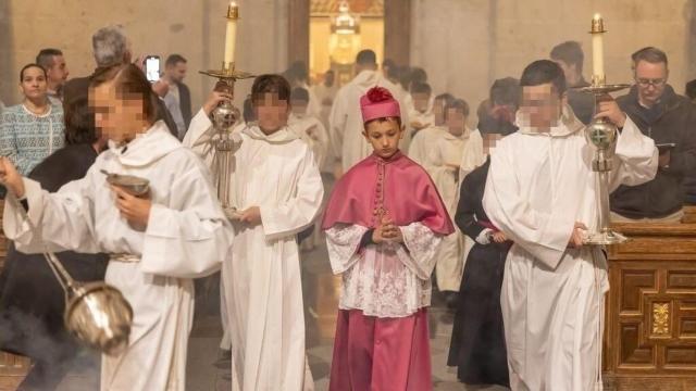 Marcos Paredes Hernández, junto a sus compañeros y vestido con el atuendo del obispillo