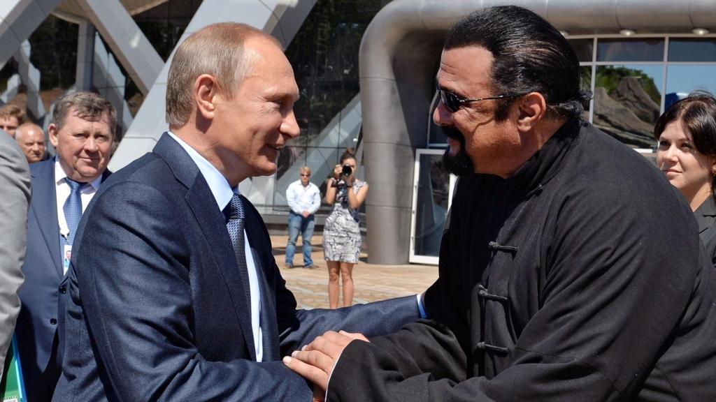 Vladímir Putin y Steven Seagal en 2016.