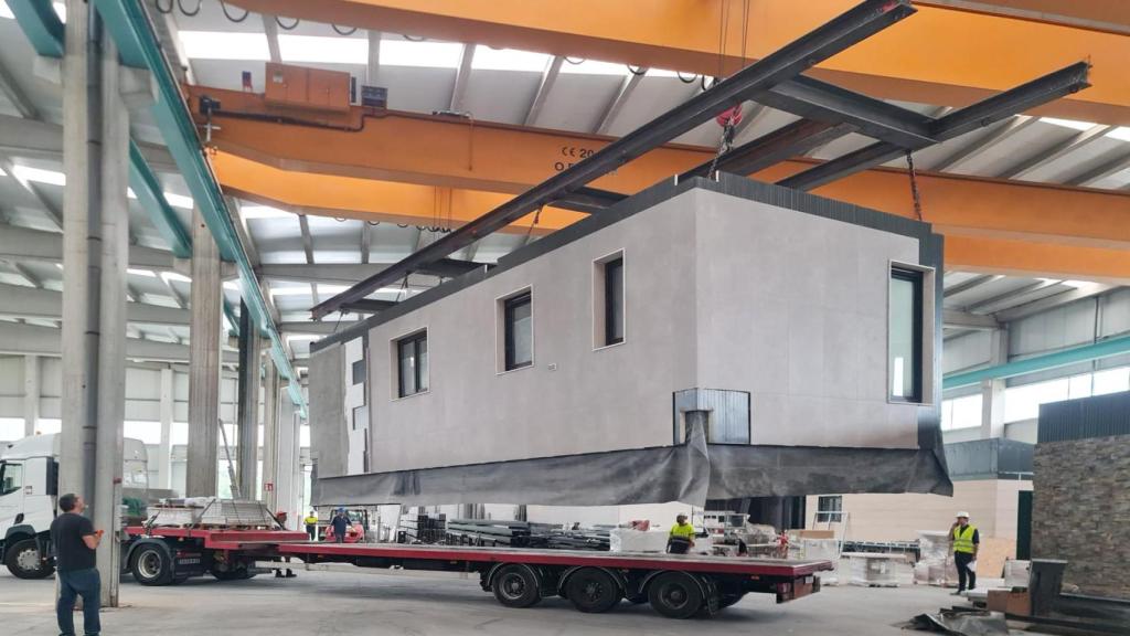 Inicio del proceso de traslado de una vivienda desde el interior de la fabrica de Cube en Carballo (A Coruña).