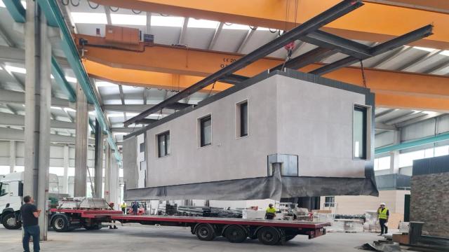 Inicio del proceso de traslado de una vivienda desde el interior de la fabrica de Cube en Carballo (A Coruña).