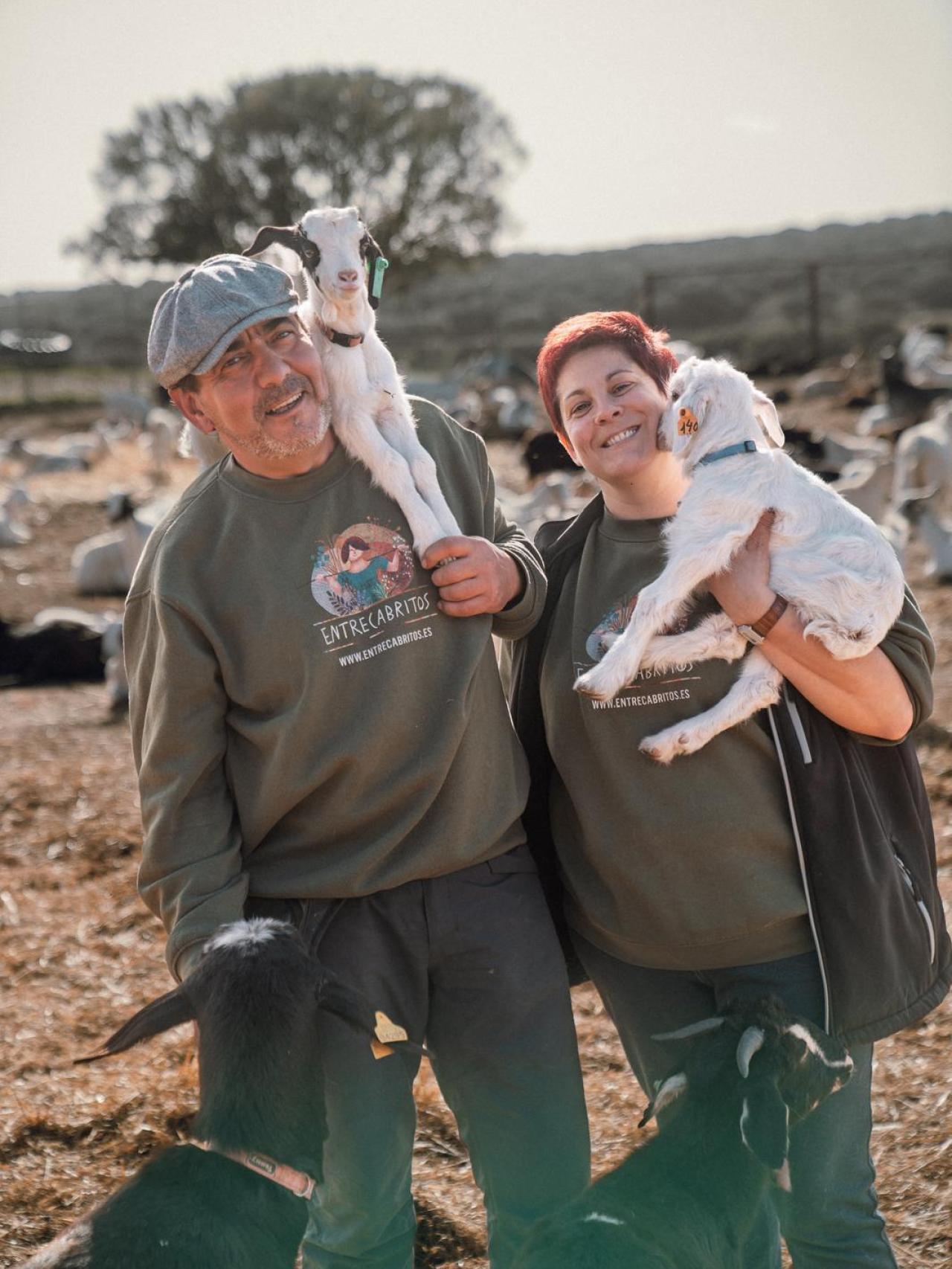 Marta Marín y su pareja Óscar en su finca en Torralba de Sisones