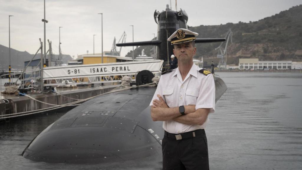 El comandante Manuel Corral posa bajo la lluvia frente al submarino S-81 'Isaac Peral' de la Armada.