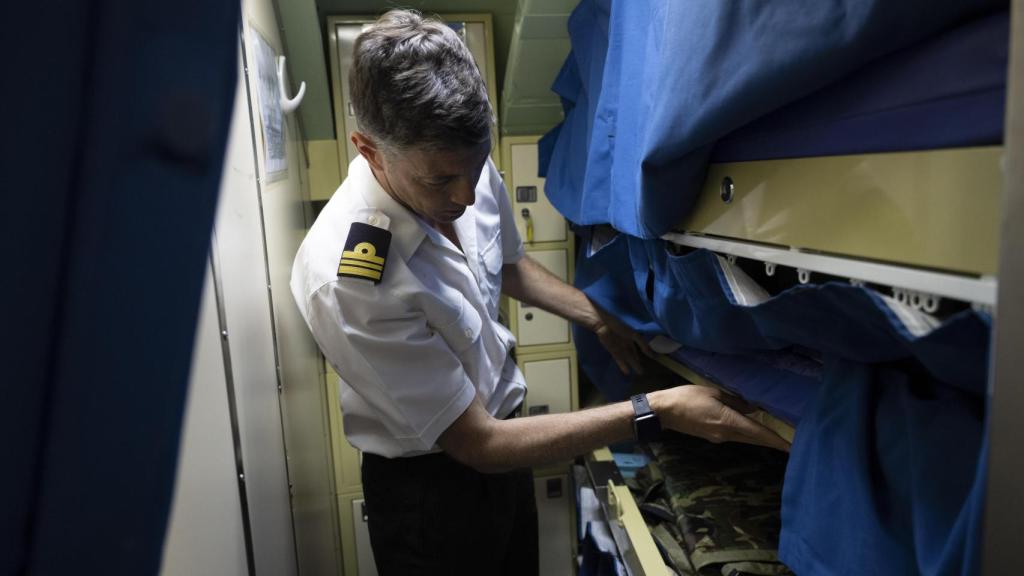 El comandante Corral muestra los compartimentos en los que se guarda la ropa en uno de los camarotes destinados a la dotación del submarino 'Isaac Peral'.