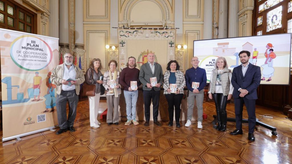 Fotografía de familia de la presentación del III Plan Municipal de Cooperación al Desarrollo del Ayuntamiento de Valladolid