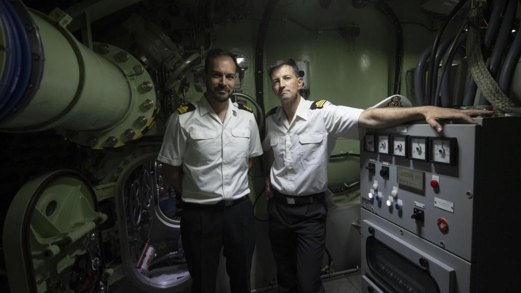 Los comandantes Clavijo (i) y Corral (d) en el interior del submarino S-81 'Isaac Peral'.
