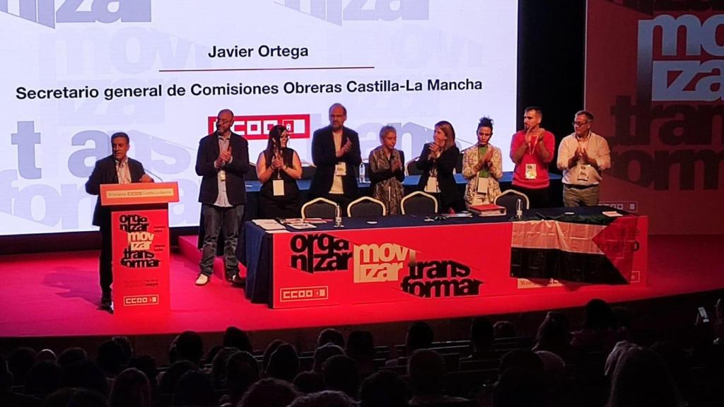 Javier Ortega, a la izquierda, junto a la nueva Ejecutiva de CCOO Castilla-La Mancha.