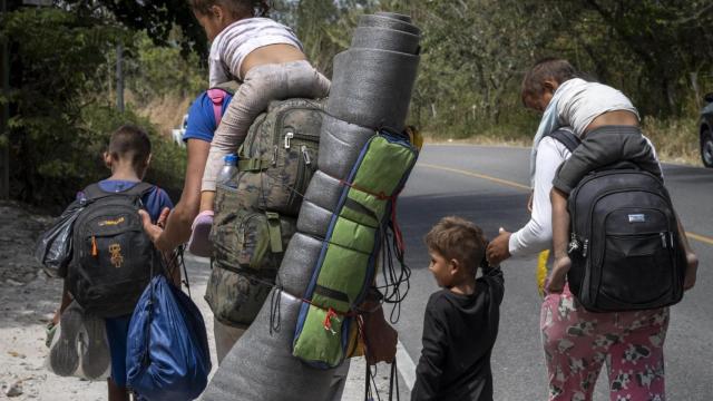 Las personas están evitando escuchar música en español o transportarse en camionetas de trabajo.