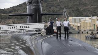 El comandante del submarino S-81 'Isaac Peral' Manuel Corral (d) y su futuro sustituto, el capitán de corbeta Fernando Clavijo (i), en la flotilla de submarinos del Arsenal de Cartagena (Murcia).