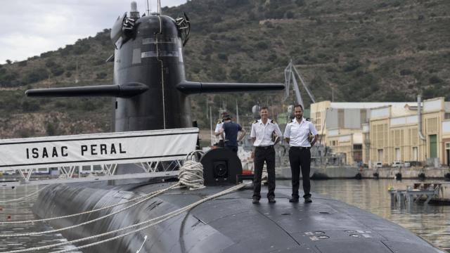 El comandante del submarino S-81 'Isaac Peral' Manuel Corral (i) y su futuro sustituto, el capitán de corbeta Fernando Clavijo (d), en la flotilla de submarinos del Arsenal de Cartagena (Murcia).