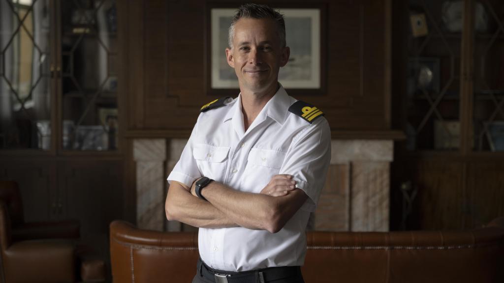 El comandante Marcial Gamboa, del S-71 'Galerna', en las instalaciones del Arsenal de Cartagena.