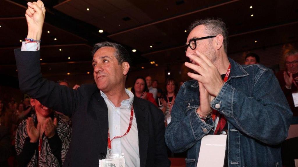 Javier Ortega, con el puño en alto, nuevo secretario general de CCOO CLM tras suceder a Paco de la Rosa (d).