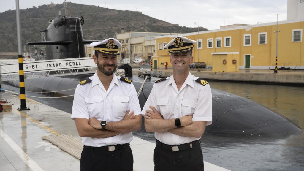 Los comandantes Clavijo (i) y Corral (d) frente al submarino 'Isaac Peral' de la Armada.