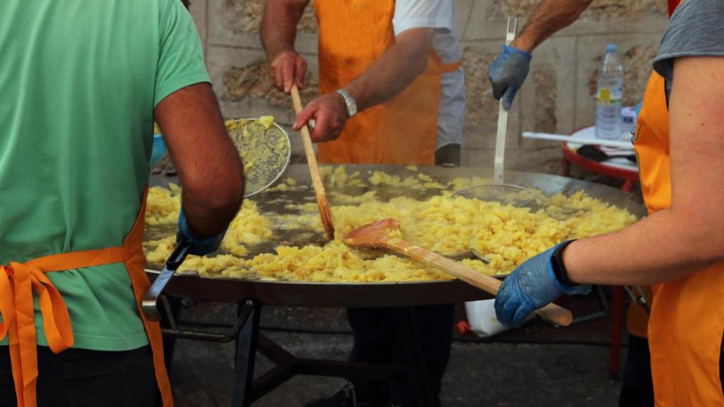 Cocineros preparan una tortilla de patatas