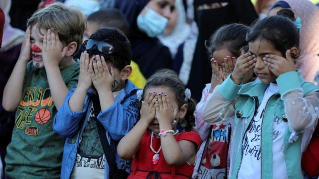 Niños gazatíes participando en un programa de salud mental.