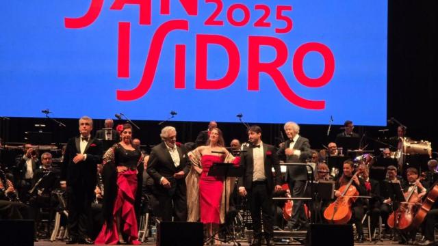 Plácido Domingo en el escenario de la Plaza Mayor junto a la Banda Sinfónica Municipal.