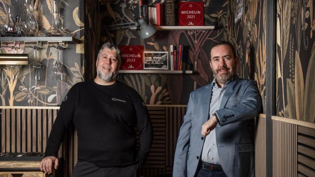 José Carlos Fuentes (izquierda) y Juan Lizarraga (derecha), en su nuevo restaurante Barbudo.