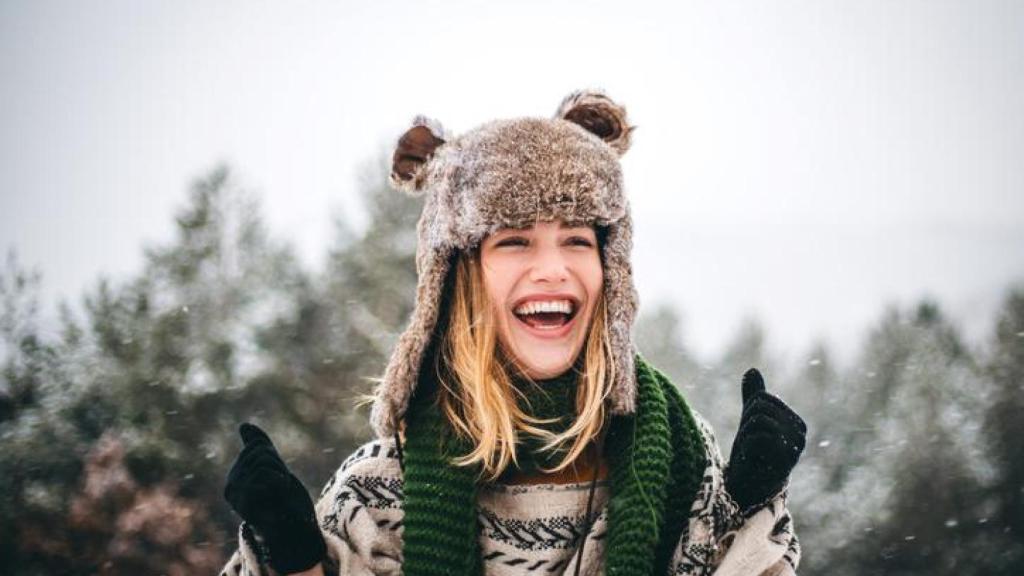 Imagen de una mujer riéndose.