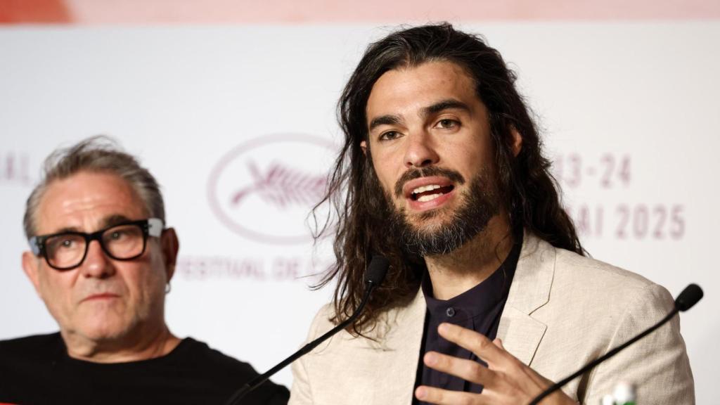 Sergi López y Oliver Laxe, en la rueda de presentación de 'Sirat' en Cannes. Foto: EFE/EPA/SEBASTIEN NOGIER / POOL