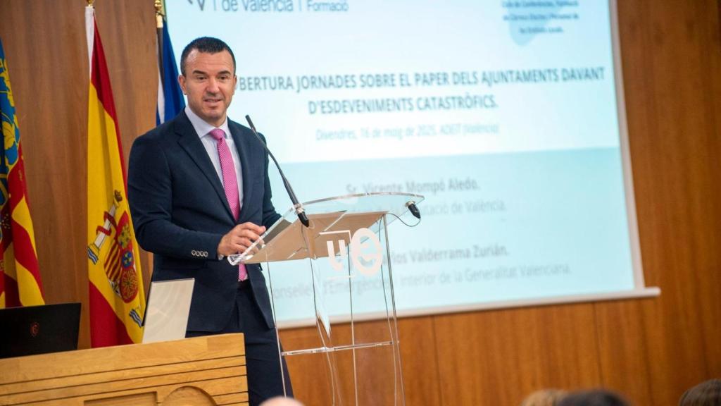 Vicente Mompó en su intervención en la jornada sobre emergencias. EE