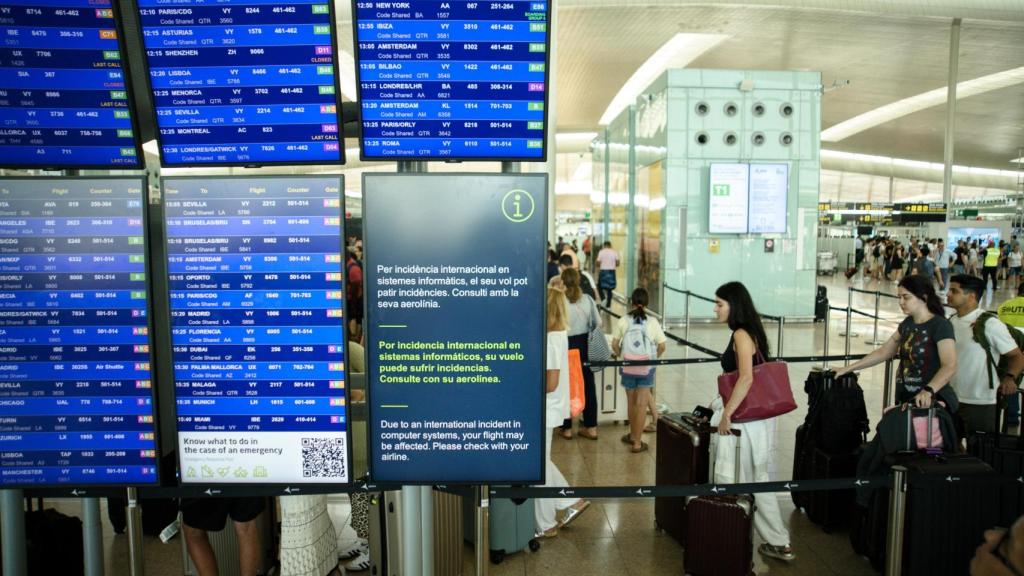 Paneles de llegadas y salidas en el aeropuerto de El Prat en julio de 2024 coincidiendo con una avería en el sistema informático que provocó retrasos en los vuelos.