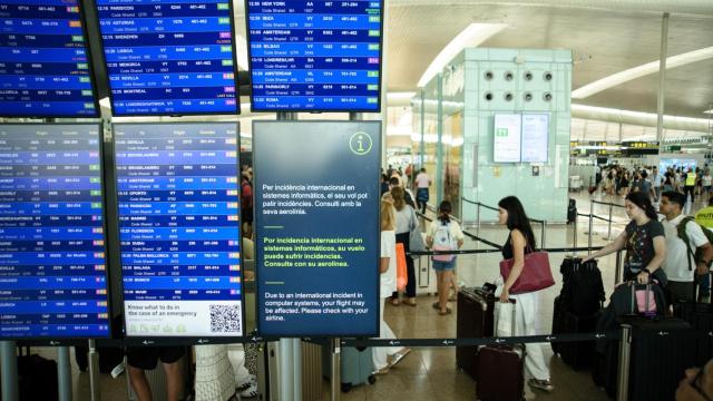 Paneles de llegadas y salidas en el aeropuerto de El Prat en julio de 2024 coincidiendo con una avería en el sistema informático que provocó retrasos en los vuelos.