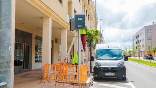 Operarios realizando la instalación de una de las cabinas en la calle Gil de Hontañón