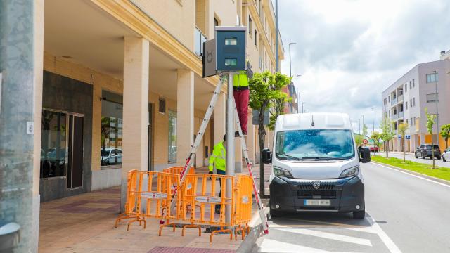 Operarios realizando la instalación de una de las cabinas en la calle Gil de Hontañón