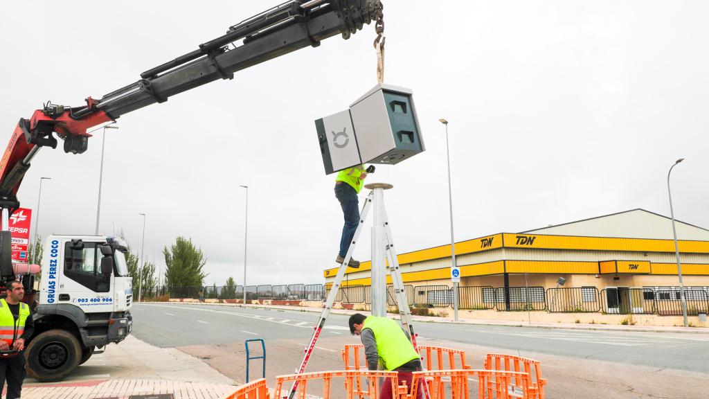 Operarios realizando la instalación de una de las cabinas en la calle Gil de Hontañón